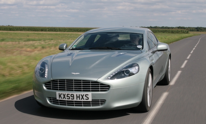 Sur route, l'Aston Martin Rapide, de par ses sensations, ses performances et sa sonorité demeure une authentique GT, un peu roots. Amateur de tapis volant, elle n'est pas pour vous. Ici en 2010.