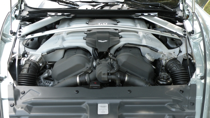 Bien entretenu, et corrigé depuis son apparition dans la DB9, le V12 de l'Aston Martin Rapide, ici en 2010, est très solide.