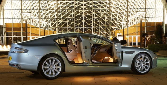 Grand atout de l'Aston Martin Rapide, ses quatre portes, qui ne dénaturent pas son élégance surnaturelle. Si après ça, vous préférez les SUV...