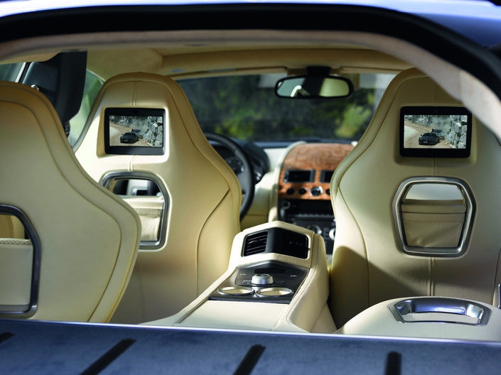 Les places arrière de l'Aston Martin Rapide, réellement utilisables, peuvent accueillir des équipements pour distraire les enfants, dont des écrans de DVD voire un siège auto spécialement conçu.