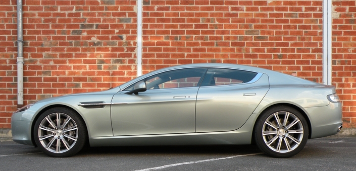La faible hauteur accentue l'impression de longueur de l'Aston Martin Rapide, qui pointe tout de même à 5,02 m !