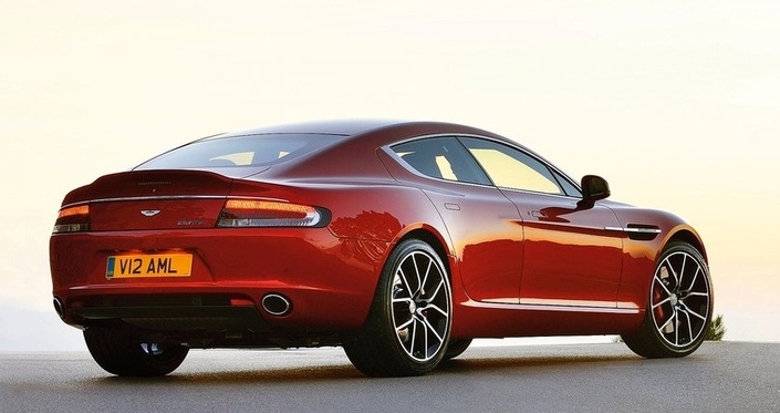 De l'arrière, l'Aston Rapide S ne change guère, et tant mieux. En 2015, sa boîte passe de 6 à 8 rapports.