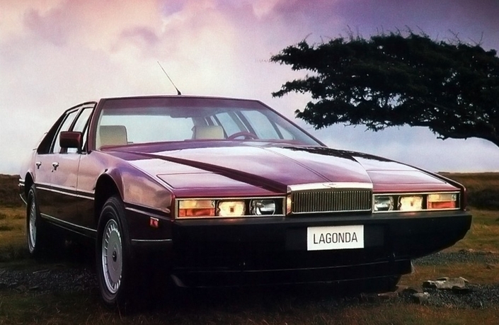 "Wedge design" en diable, l'Aston Martin Lagonda, lancée en 1976, étonne par son futurisme. Dommage, son instrumentation digitale n'est pas fiable...