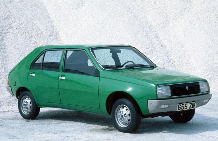Janvier 1976, la Renault 14 est lancée. Sa ligne très moderne se révèle mal assise, par la faute de voies trop étroites.