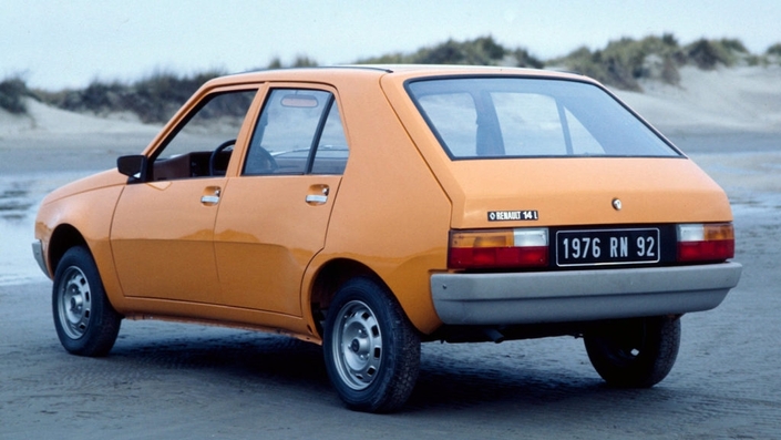 La poupe ronde de la Renault 14 est intéressante, et il est possible qu'elle ait influencé le designer de la Peugeot 205. Mais, là encore, l'étroitesse de la voie et des pneus fait paraître l'ensemble bien frêle.