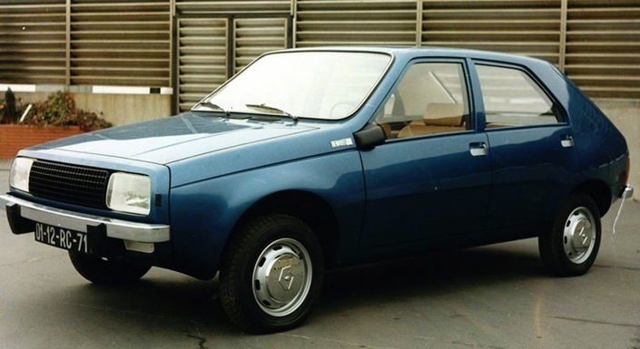 Fin 1971, le design de la R14, dû à Robert Broyer, est choisi, pour sa modernité et son dynamisme. Notez ce cadre autour du museau, qui aurait pu servir à modifier notablement la voiture à moindre frais, pour un restylage par exemple.
