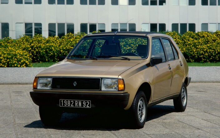 En 1979, la Renault 14 est habilement restylée, avec une calandre élargissant la face avant. Ici, une TS, passée de 69 ch à 70 ch...