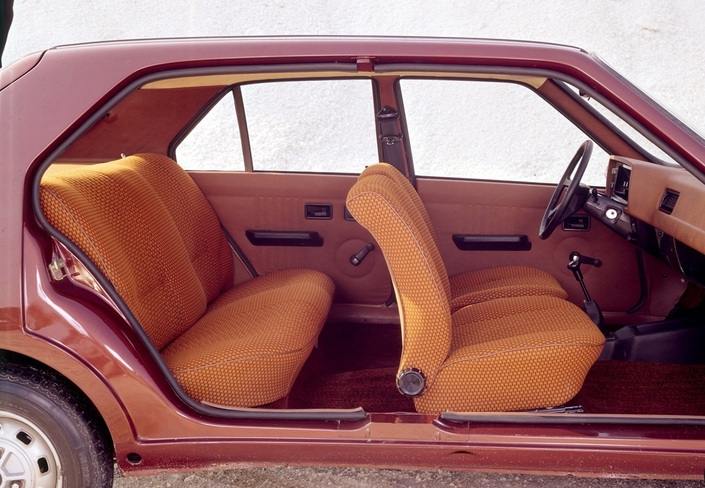 Grande qualité de la Renault 14, son habitacle spacieux et confortable. Son équipement tient en revanche de la blague : ici on voit une TL, la version initialement la plus chère. Appuie-têtes ? Bacs de portière ? Essuie-glace arrière ? Absents !