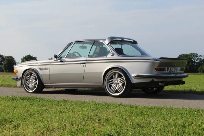 Des jantes de 19 pouces style Alpina complètent l’ensemble.