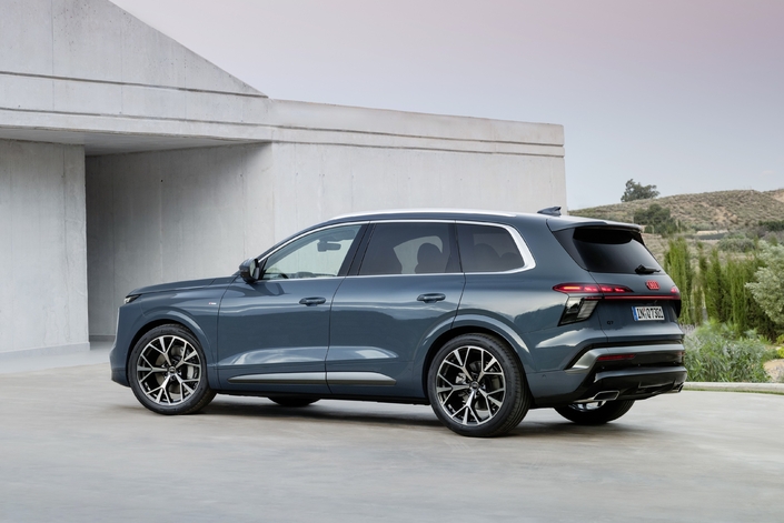 L’Audi Q7 ne révolutionne pas son style, et n’adopte pas de lunette trop inclinée afin de préserver l’habitabilité au troisième rang.
