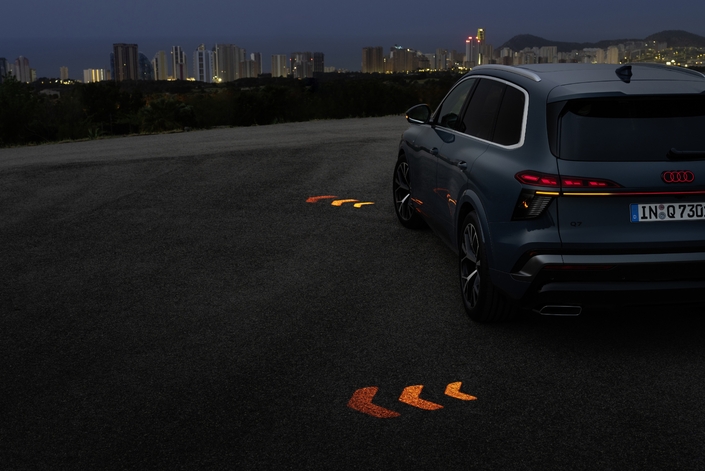Audi soigne toujours l’éclairage de ses modèles et innove sur ce Q7 avec la projection des clignotants sur le sol.