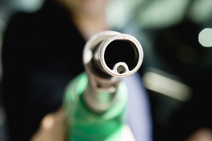 Lorsque le carburant atteint le petit orifice, la pompe s’arrête.