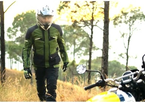 Royal Enfield, la tenue parfaite : des vestes techniques, des gants, des casques, et 208 millions de litres d'eau économisés