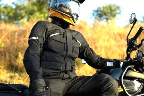 Royal Enfield, la tenue parfaite : des vestes techniques, des gants, des casques, et 208 millions de litres d'eau économisés