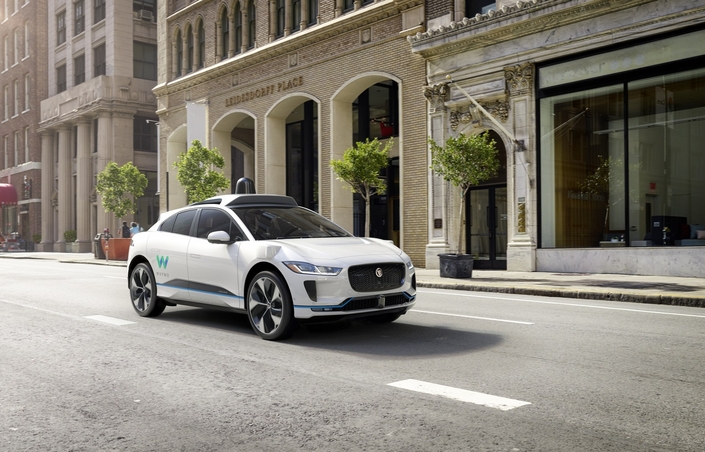 Filmé par 29 caméras d’une voiture autonome, il parvient à prendre la fuite sans aucune trace