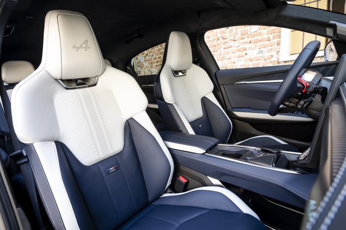 A l’intérieur, l’A390 GTS embarque aussi plus d’équipement de série comme les jolis sièges baquet Sabelt en cuir Nappa.
