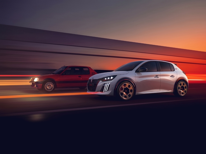 La nouvelle E-208 GTI pose aux cotés de la 205 GTI.