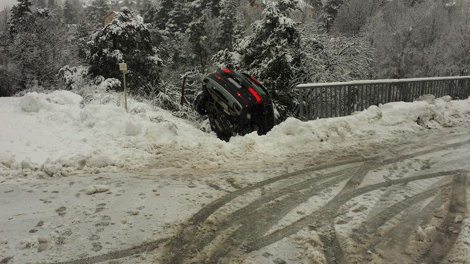 https://images.caradisiac.com/images/2/4/9/7/112497/S8-provence-un-audi-q7-se-retrouve-suspendu-dans-le-vide-au-dessus-d-une-riviere-395406.jpg