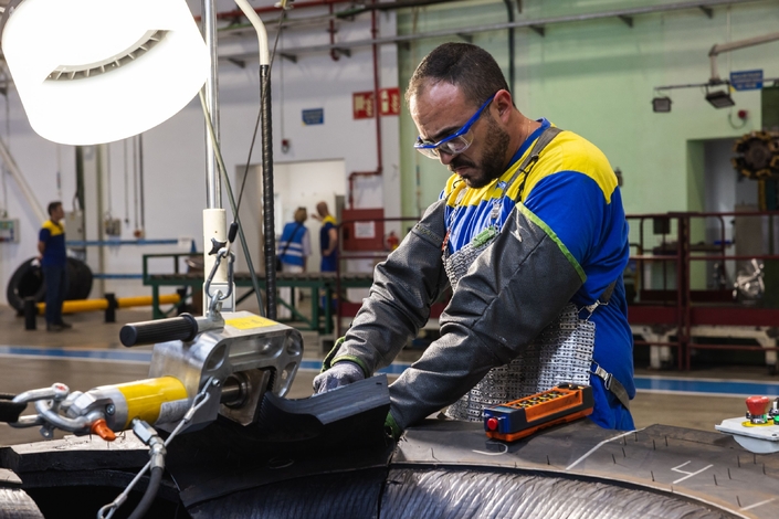 Découpe, pose de thermosondes, forage… chaque pneu et ausculté dans les moindres détails © MICHELIN 2026 - Alberto Monteagudo