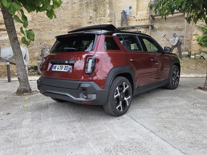 Renault 4 E-Tech Plein Sud Autonomie Confort 150 ch/52 kWh Techno : 37 290 € (avant déduction du Coup de pouce CEE).