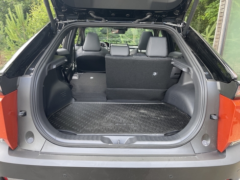 Le coffre de l’Uncharted, avec 403 l banquette en place, affiche le volume d’une compacte plus que d’un SUV familial…Un double fond bien pratique permet de stocker les câbles de recharge.