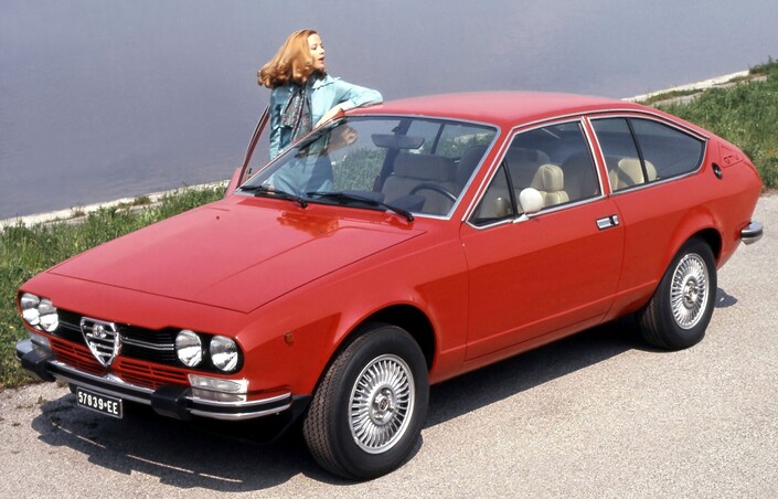 En 1976, l'Alfetta GTV se distingue de la GT par ses butoirs de pare-chocs, sa plaque de custode et ses moteurs : 1,6 l et 2,0 l.