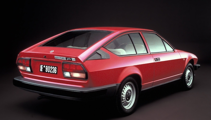 Les gros feux installés en 1980 ne vont pas si mal à l'Alfetta GTV. Malheureusement, l'essuie-glace arrière sera toujours indisponible.