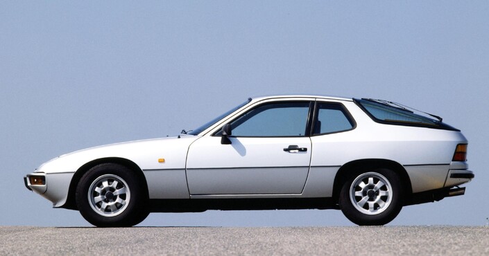 Apparue en 1975, la Porsche 924 semble déjà annoncer les années 80 avec sa ligne tout en rondeurs, ses boucliers, sa bulle arrière et son Cx de 0.34. Mais son habitacle demeure étriqué.