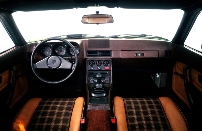 Présentation sage, moderne et sobre pour la Porsche 924, par ailleurs bien finie. Mais l'équipement est chiche...