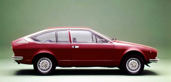 A son lancement en 1974, l'Alfa Romeo Alfetta GT concilie sous une ligne moderne quatre vraies places et un bon Cx. La poupe tronquée suivant les principes de Kamm joue son rôle en la matière.