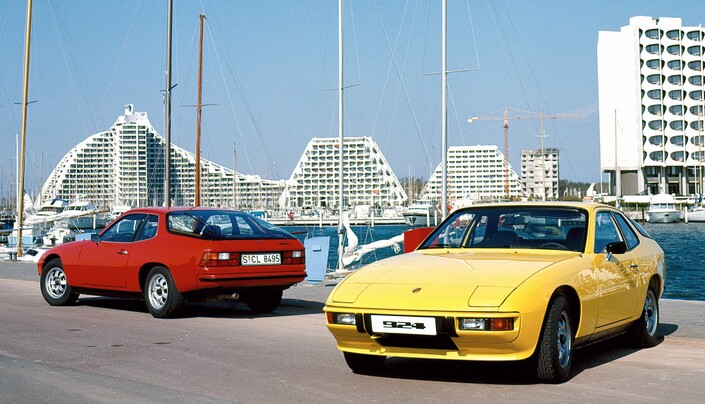 A sa sortie en 1975, la Porsche 924 étonne par sa ligne mais aussi son moteur installé à l'avant, une première pour la marque de Zuffenhausen.