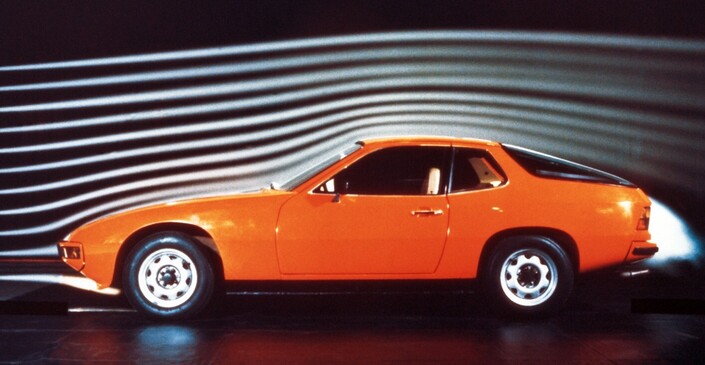 La Porsche 924 a été soigneusement étudiée en aérodynamique, comme en témoigne son Cx de 0.34, excellent en 1974.