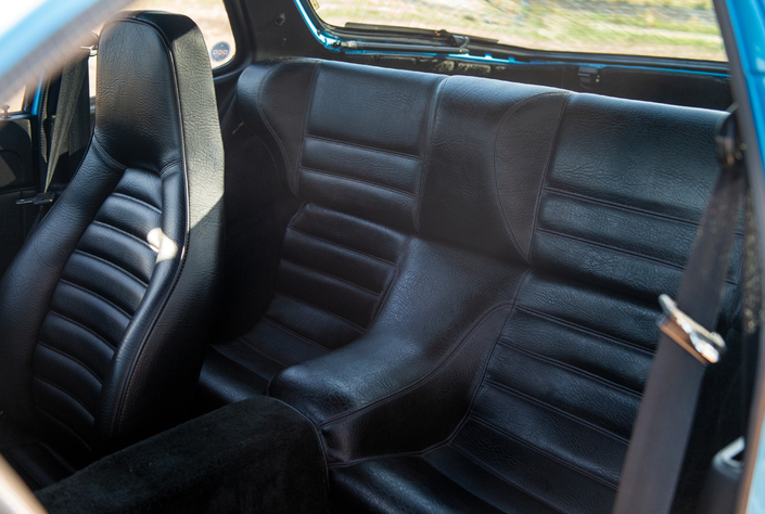 Contrairement à celui de l'Alfa, le cockpit de la 924 ne peut recevoir des passagers arrière que sur de très courtes distances, tant les places sont étriquées.