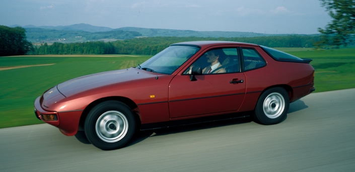 Plus ferme et vive dynamiquement que l'Alfetta, la 924 profite aussi d'une meilleure boîte mais son confort est en retrait.