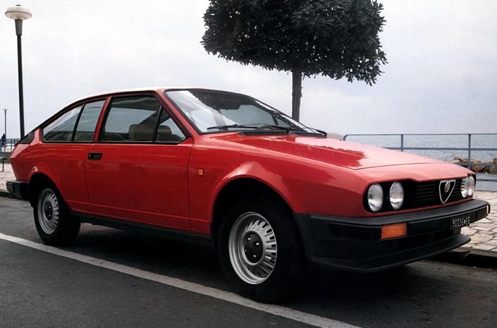 En 1980, l'Alfetta passe au tout plastique, et son tableau de bord gagne en ergonomie. Mais le charme...