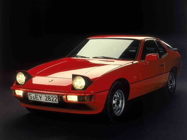 Pour 1982, la Porsche 924 gagne des rétros peints. En option, celui de droite peut bénéficier d'un réglage électrique.
