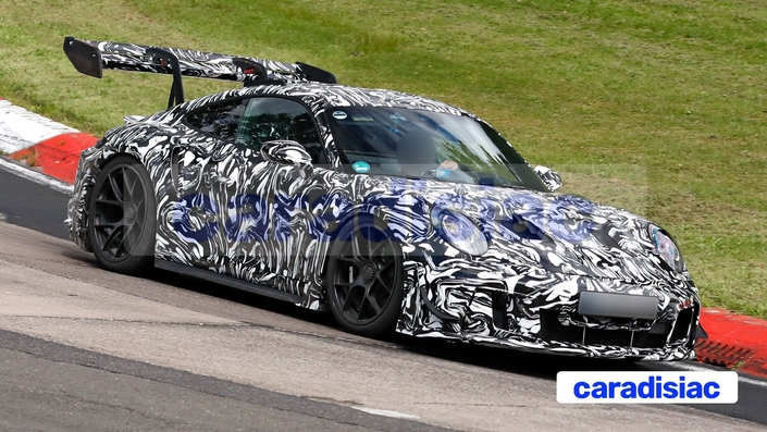 On devrait découvrir la version de série de cette Porsche 911 GT3 RS restylée avant la fin de l’année. La commercialisation devrait débuter l’an prochain. Les essais menés sur le circuit du Nürburgring sont vraisemblablement les derniers essais de validation.