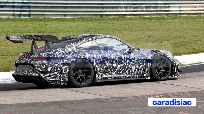 Diffuseur et aileron arrière modifiés, les ingénieurs de Porsche ont concentré leurs modifications sur la performance du modèle, mais aussi sur les échanges thermiques et en particulier le refroidissement. Si elle est utilisable sur route, la Porsche 911 GT3 RS reste une véritable bête de course.