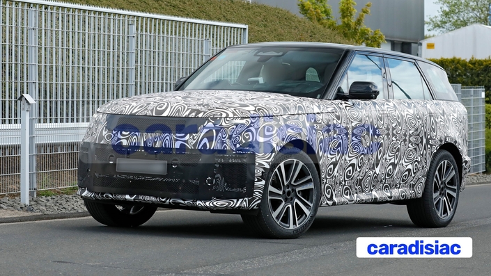 Très camouflé, le prototype du futur Land Rover Range Rover Sport restylé s’essaie à la conduite sur circuit. Et pas n’importe lequel puisqu’il s’agit du Nürburgring. On constate que la face avant du modèle va évoluer afin de donner un coup de jeune au modèle.