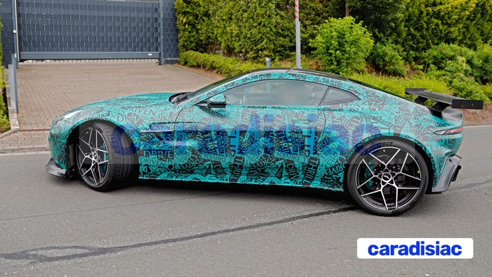 Belle auto que cette Aston Martin Vantage RS (ou AMR) qui coiffera la gamme de la Vantage en 2027. Ce qui est sûr c’est qu’elle ne passera pas inaperçue avec ses excroissances aérodynamiques chargées de la maintenir au sol dans les courbes rapides.