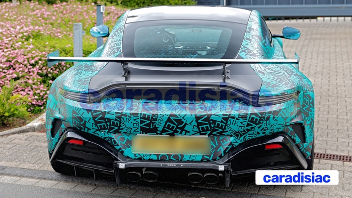 Seulement quatre sorties d’échappement pour cette nouvelle Aston Martin Vantage RS qui poursuit son développement. Le prototype photographié est plus proche du modèle de série que ne l’était le premier prototype vu en mai dernier qui exhibait huit sorties d’échappement dont quatre qui étaient factices, comme nous le présumions à l’époque.