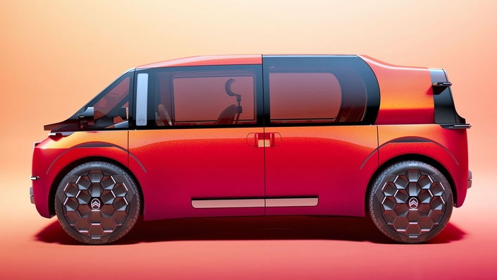 Seulement 4,10 m de long pour le concept-car ELO, mais dans ce gabarit réduit d’une citadine, il y a de la place pour six personnes, grâce à la position du moteur électrique qui se place à l’arrière et dégage de l’espace à l’avant et entre les essieux.