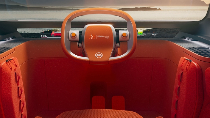 Originalité du concept-car ELO, le conducteur est en position centrale. Voyez le volant monobranche (réminiscence de celui de la DS), et le bandeau lumineux courant en dessous du pare-brise qui donne les informations nécessaires à la conduite du véhicule.