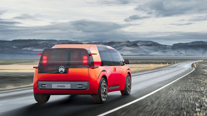 Le concept-car Citroën ELO affiche un style original et des trouvailles en matière de mobilier intérieur. Il indique, en partie, la direction que va prendre la marque française pour renouveler son Citroën Berlingo. Le futur ludospace de Citroën ne sera pas l’exacte réplique du concept-car, mais ce dernier lui servira de source d’inspiration.