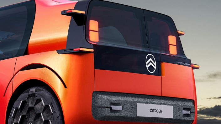 Deux carrés lumineux, des clignotants intégrés dans des supports en forme d’ailettes, voilà une signature lumineuse qui pourrait être reprise sur les futurs modèles Citroën, le SUV Citroën C5 Aircross utilisant déjà des éléments proches de ceux du concept-car ELO.