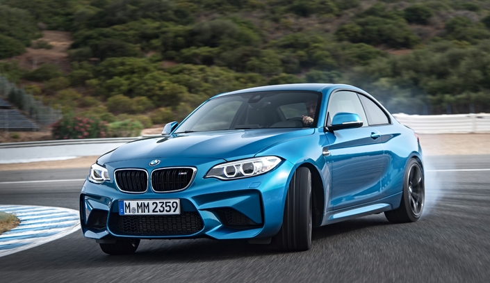 Sur circuit, la BMW M2 sera ravie de se livrer à ce genre d'excentricité. Mais les pneus et la transmission vont souffrir.