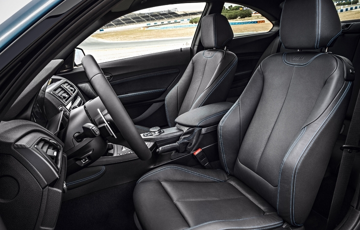 D'origine, la BMW M2 bénéficie en France de sièges sport en cuir, mais pas de baquets. Ici en 2016.