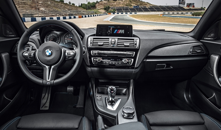 La planche de bord de la BMW M2, ici en 2016, est quasiment identique à celle de la M235i.