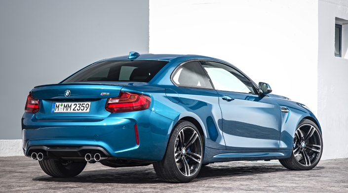 Même à l'arrière, la BMW M2 est claire sur ses intentions sportives, avec ses ailes larges et ses quatre sorties d'échappement.