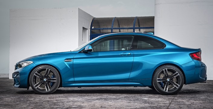 La BMW M2 ne se décline qu'en coupé, bénéficiant d'une ligne plutôt élégante. Mais le Cx de 0.35 demeure assez médiocre en 2016.